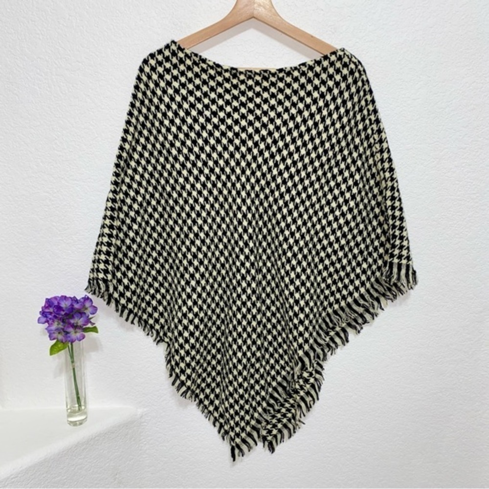 Black and off-white white houndstooth fringed poncho shrug one size - Picture 2 of 6